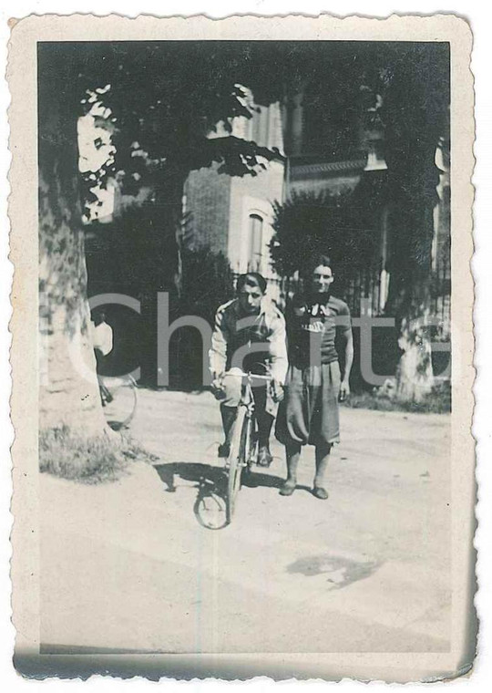 1932 ITALIA - CICLISMO Ritratto di due giovani ciclisti - Foto ANONIMA 6x8 cm