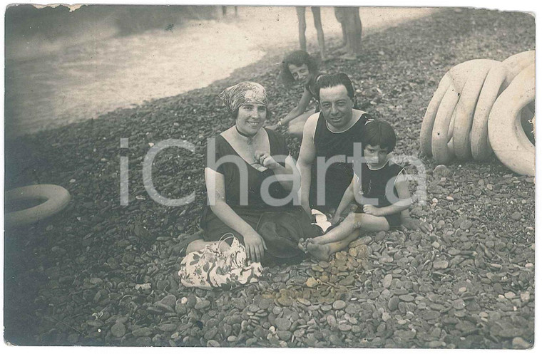 1930 GENOVA PEGLI Famiglia in riva al mare - Foto cartolina