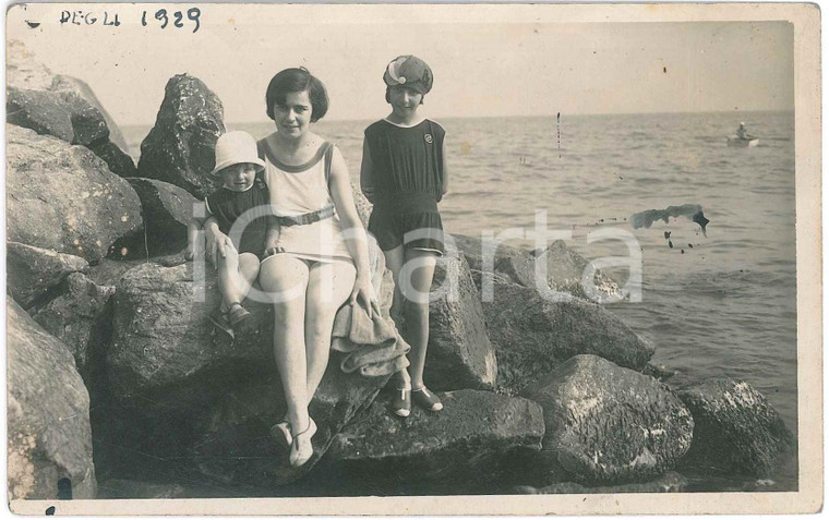 1929 GENOVA PEGLI Madre con i due figli al mare su uno scoglio *Foto cartolina