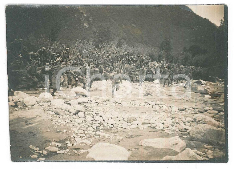 1915 ca WW1 ZONA DI GUERRA - Un battaglione all'assalto - Foto 11x8 cm