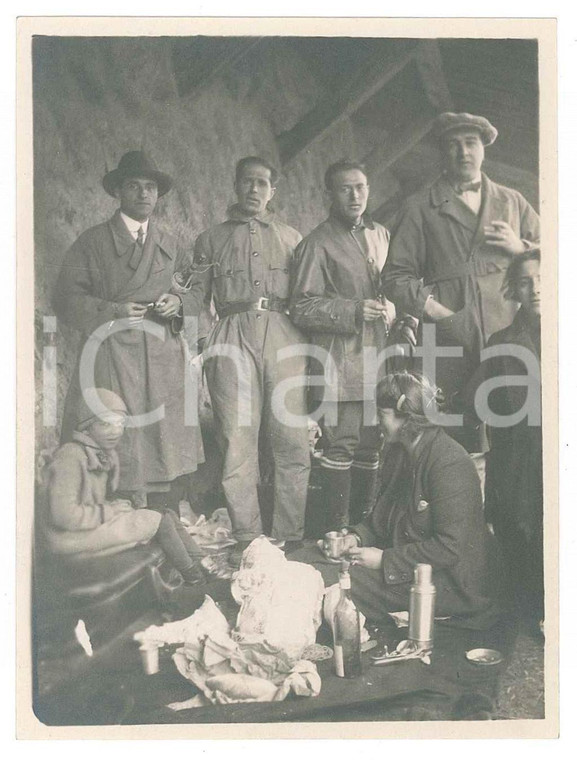 1925 TRENTINO Area dello STELVIO - Gruppo di escursionisti in baita *Foto 8x10