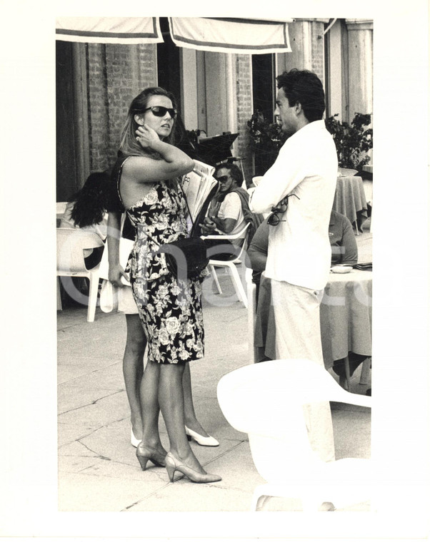 1985 ca COSTUME ITALIA Antonella LUALDI Franco INTERLENGHI al bar - Foto (1)
