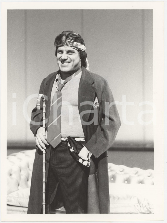 1985 ca TELEVISIONE Franco ROSI imita Adriano CELENTANO Foto 14x28 cm