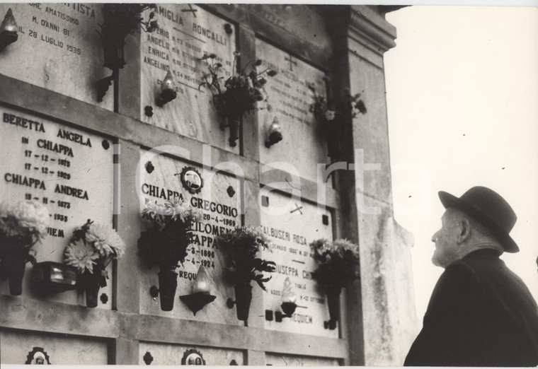 1970 ca SOTTO IL MONTE Fratello RONCALLI di papa Giovanni XXIII al cimitero (3)