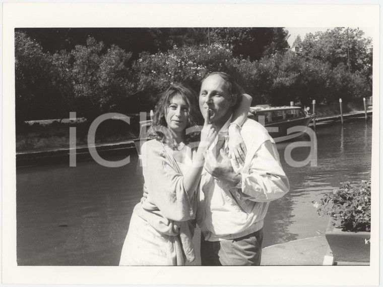 1986 VENEZIA Mostra del Cinema - Maria RIVIERE con il compagno (2) Foto