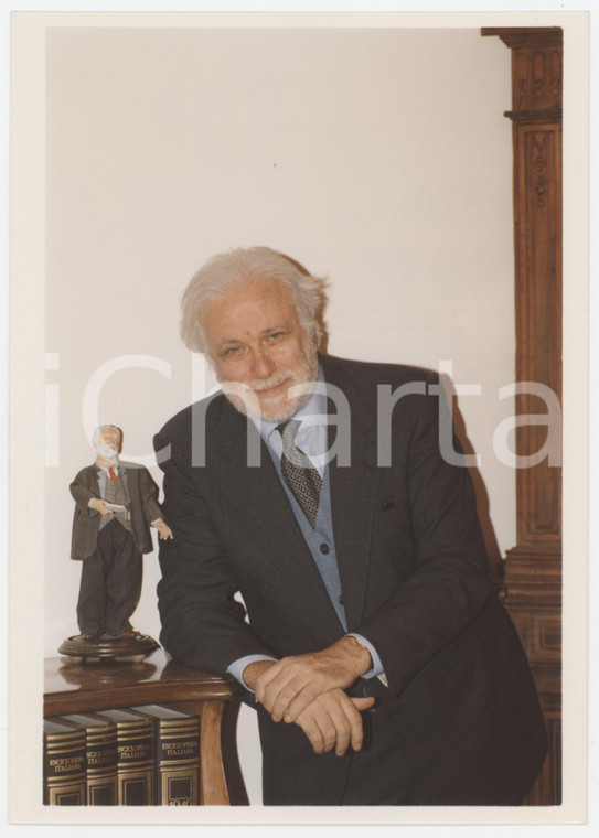 1995 ca NAPOLI Luciano DE CRESCENZO con statua del Presepe - Foto 15x21 cm