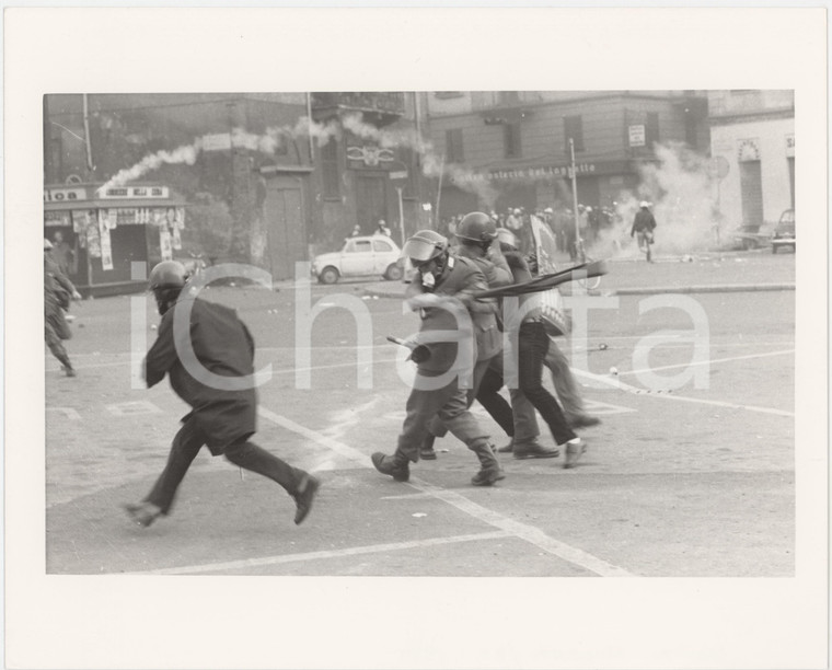 1970 ca MILANO ANNI DI PIOMBO Polizia - Scontri studenteschi - Foto REPRINT 1990