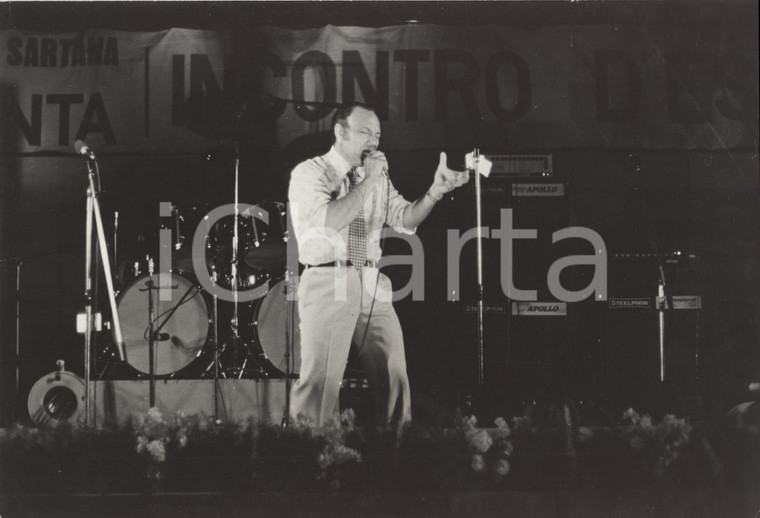 1970 ca ITALIA - MUSICA Claudio VILLA durante un concerto - Foto 30x20 cm