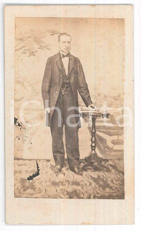 1870 ca ITALIA Giovane uomo - Ritratto con tavolino - Fotografia CDV