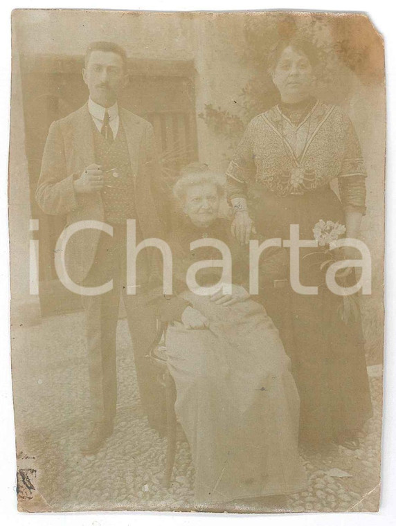 1910 ca ITALIA Ritratto di coniugi con l'anziana madre - Fotografia anonima 8x11