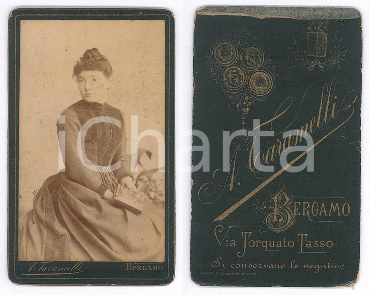 1890 ca BERGAMO Giovane donna seduta con un libro - Foto TARAMELLI CDV