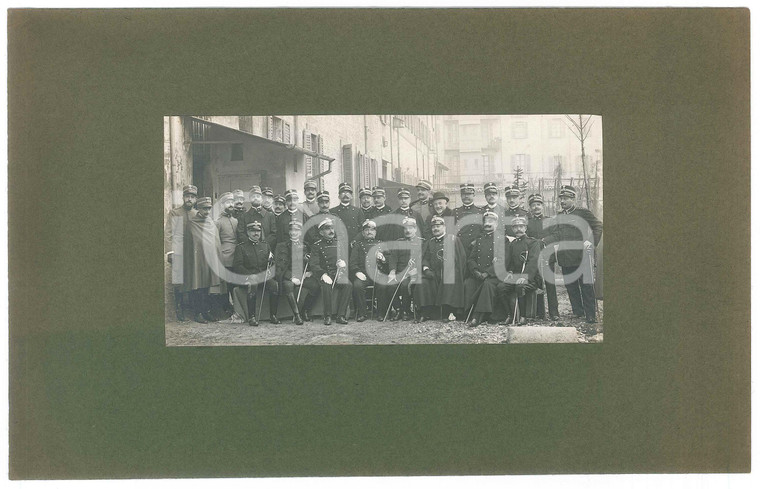 1915 ca WW1 REGIO ESERCITO Gruppo di ufficiali in un cortile - Foto 25x16 cm