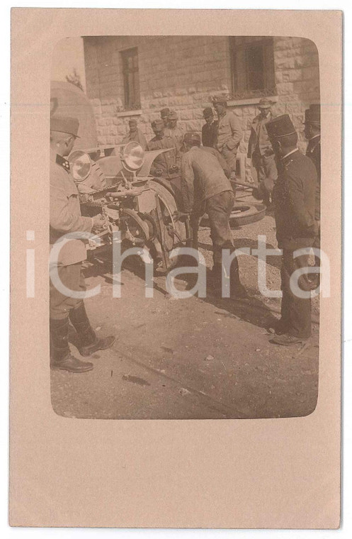 1915 ca WW1 ZONA DI GUERRA Sostituzione pneumatico auto militare - Foto 9x14 cm