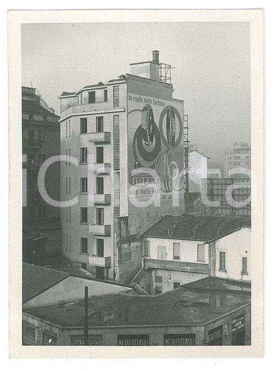 1940 ca MILANO Pubblicità PIRELLI su un palazzo - Foto COSTUMI 9x12 cm