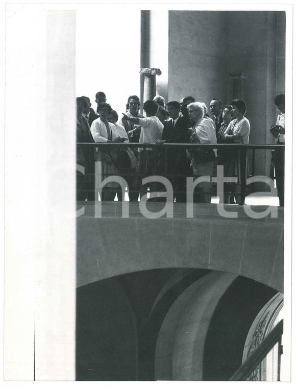 1963 PARIS - MUSÉE DU LOUVRE Turisti con guida - Foto ARTISTICA 18x24 cm (1)