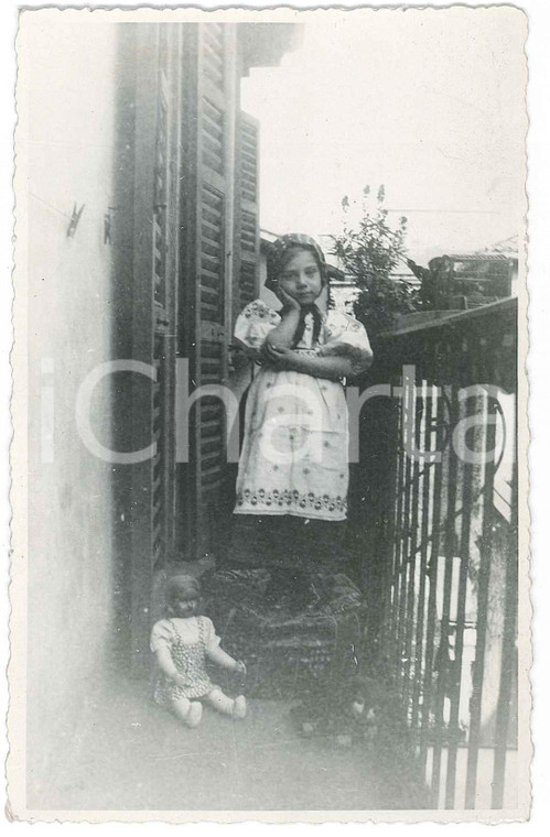 1938 ITALIA - COSTUME - Bambina in balcone con una bambola - Ritratto *Foto