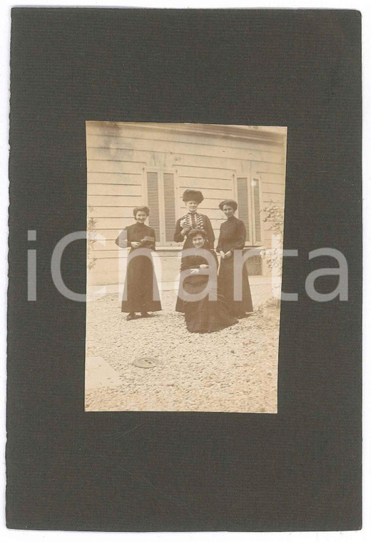 1900 ca ITALIA Anziana nobildonna in cortile con le figlie (2) Foto anonima