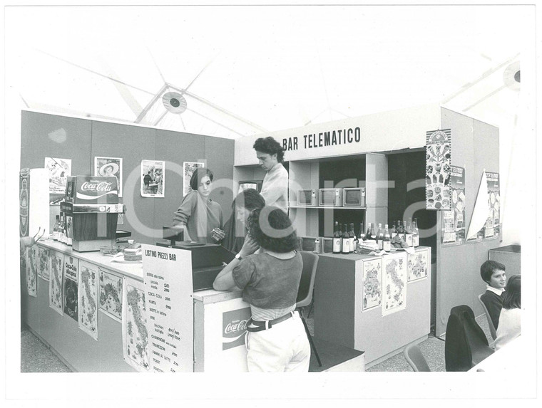 1990 ca ITALIA - COSTUME "Bar telematico" con pubblicità COCA-COLA Foto 24x18 cm