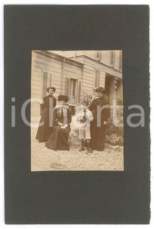 1900 ca ITALIA Anziana nobildonna in cortile con la famiglia - Foto anonima