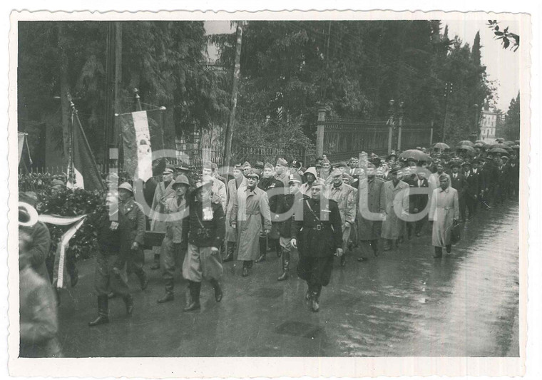 1940 ca LAGO DI GARDA Arrivo ANC e PNF di GALLARATE per visita Vittoriale (2)