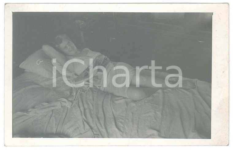 1940 ca COSTUME - ITALIA - Donna matura distesa *Foto 14x9 cm