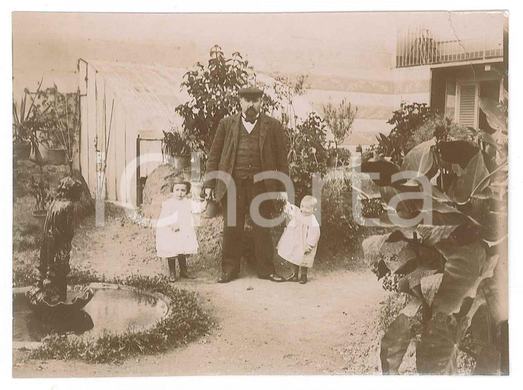 1915 ca COSTUME - ITALIA - Padre con le figlie in giardino - Foto 12x9 cm