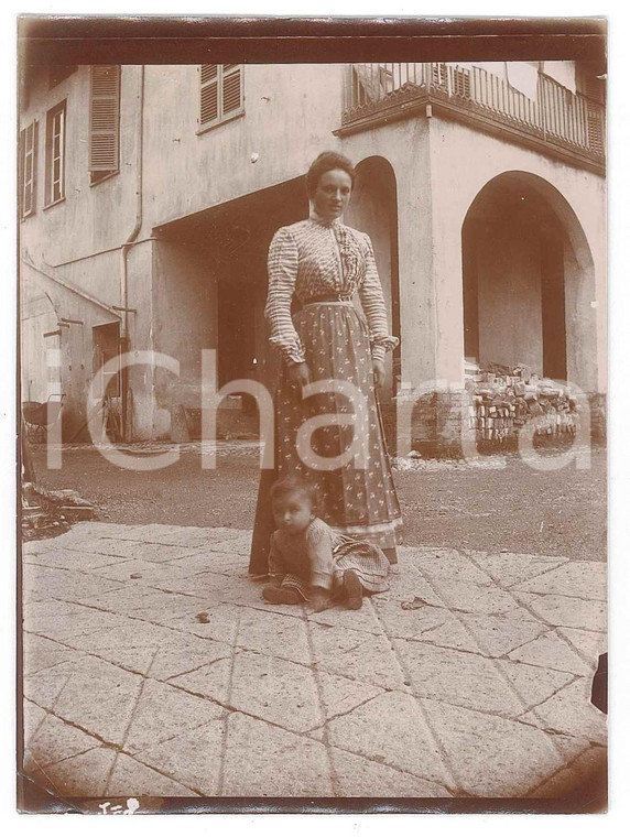 1915 ca COSTUME - ITALIA - Madre con bambina in paese *Foto 9x12 cm
