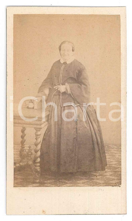 1870 ca TORINO Donna in abito scuro con libro - Ritratto - Foto LE LIEURE - CDV