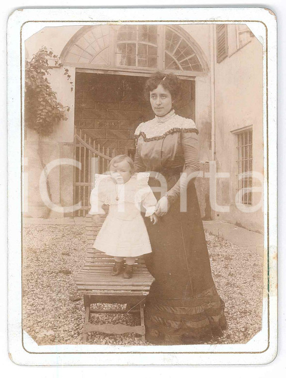 1910 ca COSTUME - ITALIA - Madre e figlio nel cortile di una villa - Foto 9x13
