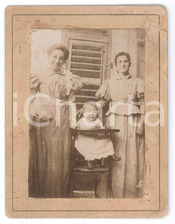 1915 ca COSTUME - ITALIA - Donne con bambino nel seggiolone - Foto anonima 10x13