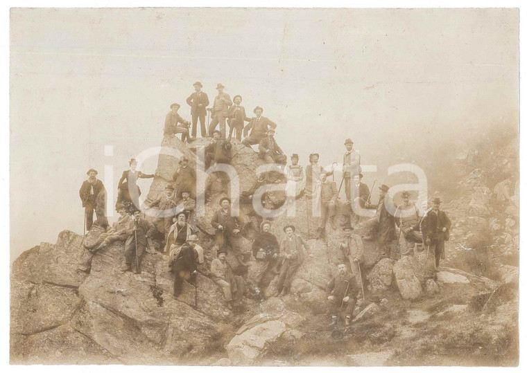 1910 ca ALPI PIEMONTE Gruppo di escursionisti in montagna *Foto M. GABINIO