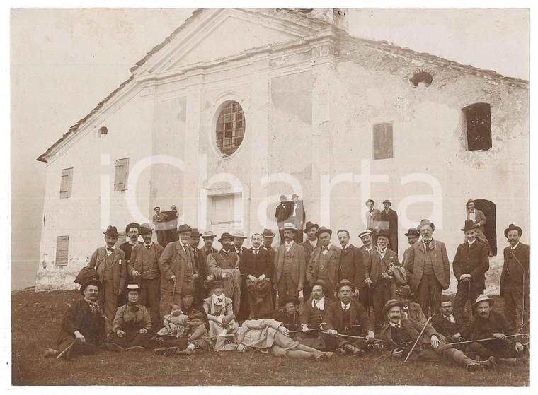 1910 ca PIEMONTE Chiesa abbandonata - Gruppo di escursionisti *Foto M. GABINIO