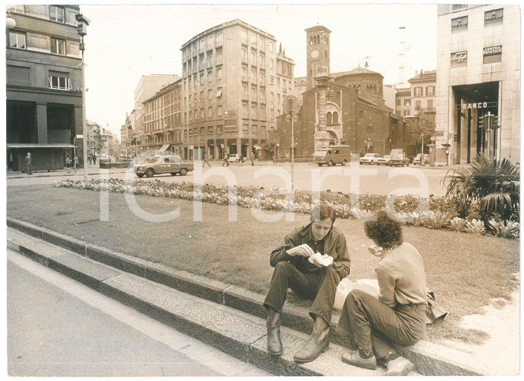 1975 ca MILANO Piazza San Babila - Pranzo al sacco nell'aiuola - Foto 30x22 cm