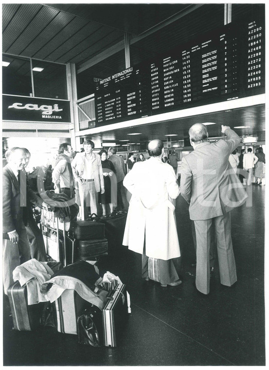 1985 ca MILANO - MALPENSA Turisti sotto il tabellone delle partenze - Foto 22x30
