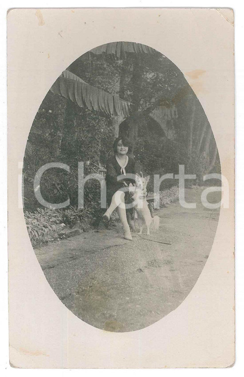 1920 ca COSTUME ITALIA Giovane donna con il suo cane - Ritratto *Fotocartolina