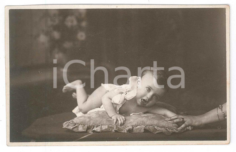 1920 ca ITALIA Bambino trattenuto sul cuscino - Ritratto *Fotografia anonima