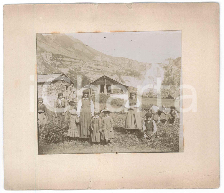 1920 ca COSTUME ITALIA Famiglia in un paese di montagna *Foto anonima 16x14 cm