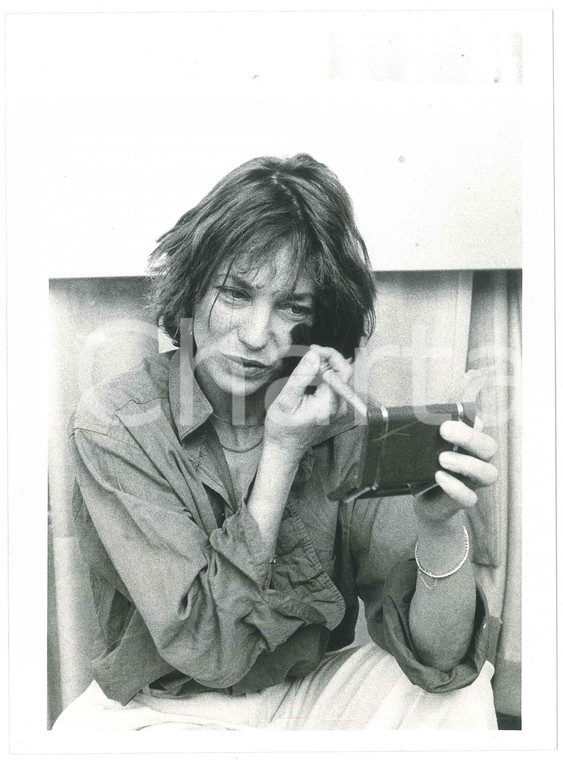 1985 ca CINEMA Jane BIRKIN si trucca - Ritratto attrice - Foto 17x24 cm (1)