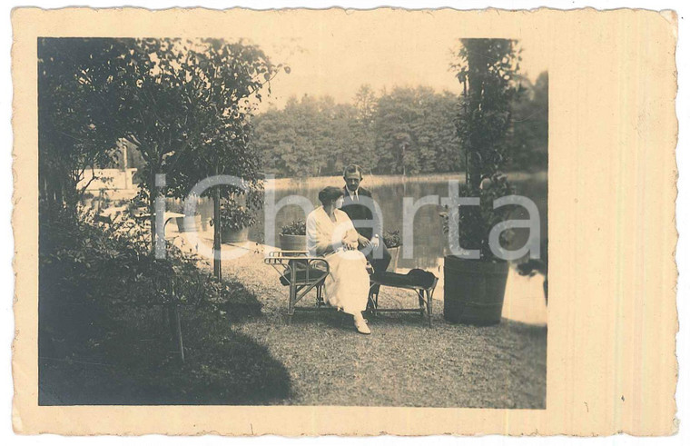 1925 ca GERMANIA Coppia in riva al lago - Fotografia anonima 14x9 cm