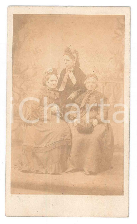1870 ca COSTUME Tre donne in abiti invernali e manicotto *Foto CDV