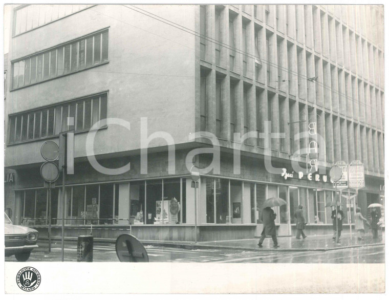 1965 ca MILANO Bar BACI PERUGINA Passanti con ombrelli - Foto 23x18 cm