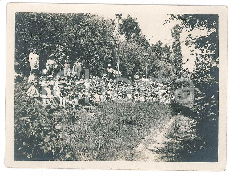 1930 ca ITALIA - COLONIE - Gruppo di bambini su un prato *Foto 12x9 cm