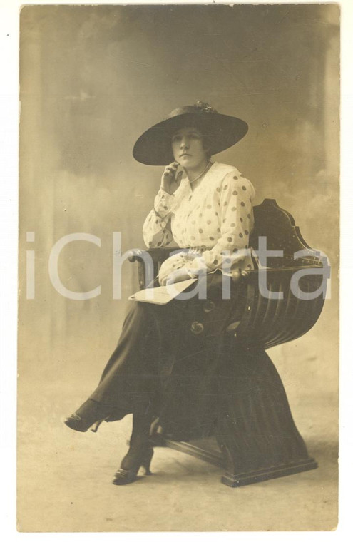 1920 ca MODA ITALIA Donna in poltrona con camicia a pois *Foto cartolina 9x14 cm
