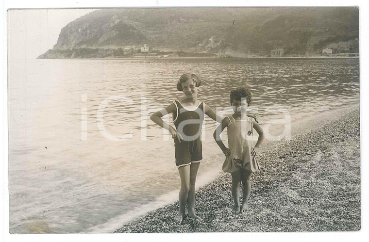 1925 ca COSTUME ITALIA - Bambine in spiaggia  - Ritratto - Foto anonima 14x9 cm