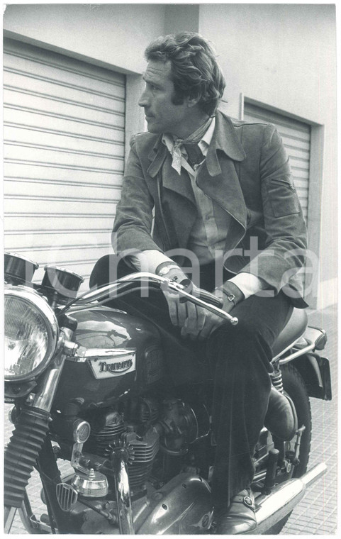 1970 ca ITALIA - CINEMA Maurizio MERLI con motocicletta TRIUMPH Foto 20x30 cm 1