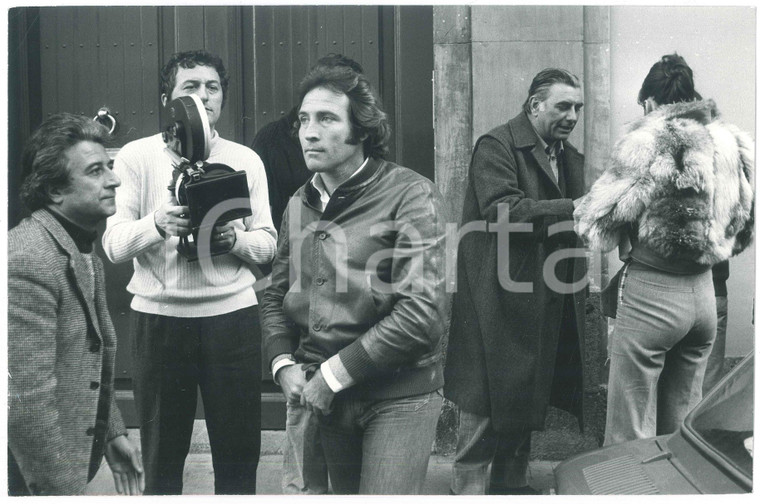 1970 ca ITALIA - CINEMA Maurizio MERLI sul set di un film - Foto 30x20 cm