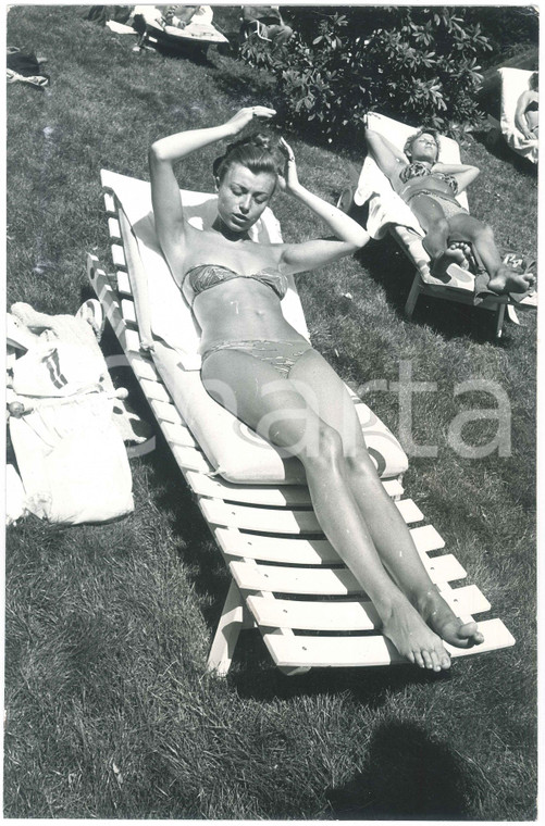 1970 ca I RICCHI E POVERI Marina OCCHIENA in piscina (3) Foto 20x30 cm