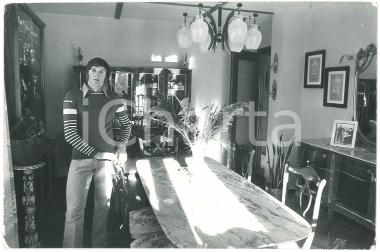 1972 COSTUME ITALIA Sciatore Piero GROS nel salotto di casa - Foto (1)