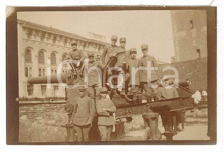 Giugno 1917 WW1 ZONA DI GUERRA Caserma - Ufficiali su cannone *Foto 9x6 cm