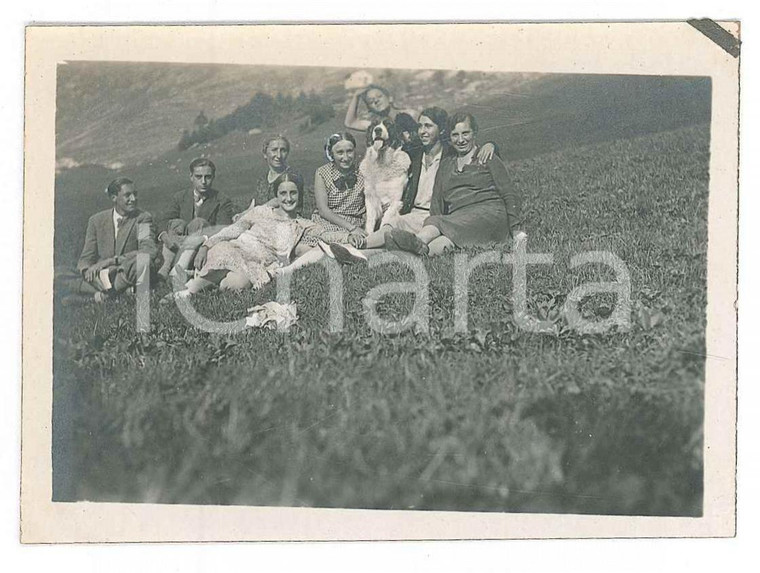 1929 MADESIMO (SO) Famiglia sul prato con il cane ^Foto anonima 9x7 cm